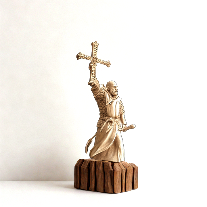 Sacerdote sosteniendo la Cruz de Pelayo